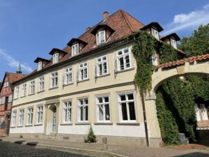 Hier sehen Sie die Ansicht der Praxis von vorne. Es ist ein 300 Jahre altes Haus. Rechts vom Haus befindet sich der Torbogen.