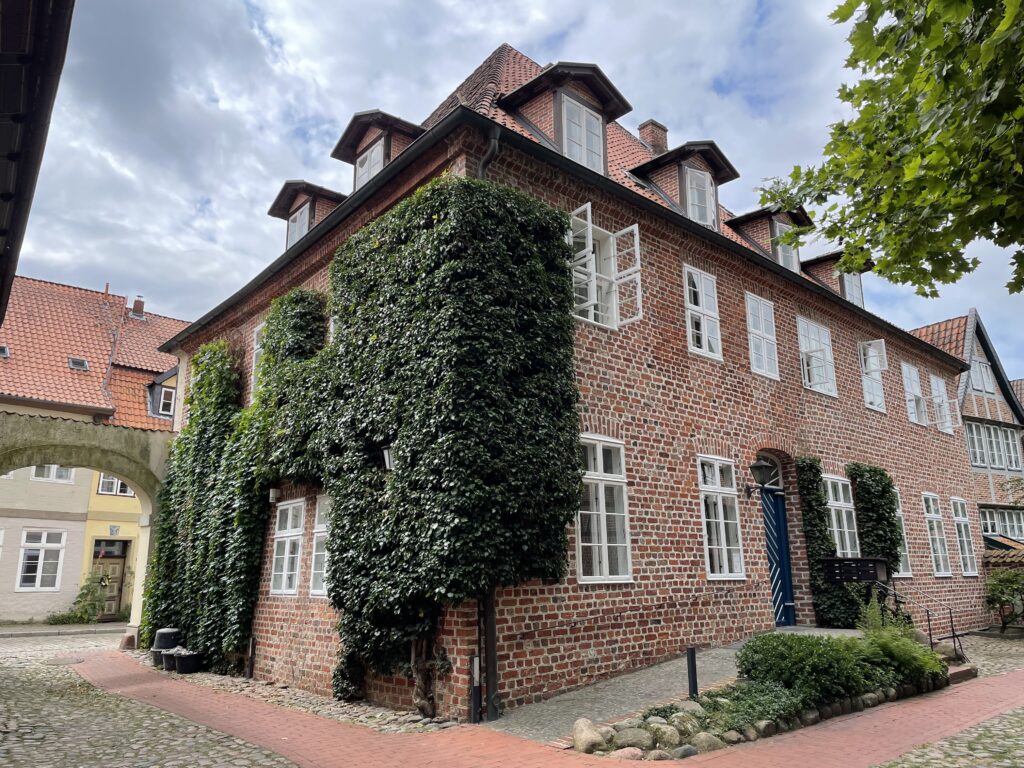 Hier sehen Sie das Gebäude von hinten mit Blick auf den Eingang im Hinterhof.